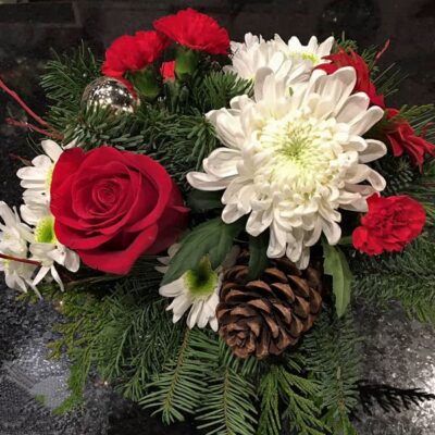 CH056 Ruddy Cheeks Christmas Arrangement
