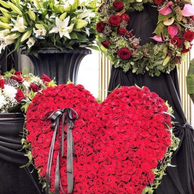 WR005 Generous Heart 400 Roses Sympathy Wreath